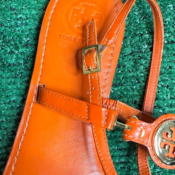 Tory Burch Ali Orange Patent Leather Thong Flat Sandals Gold Logo Size 8.5  Step - Picture 11 of 15